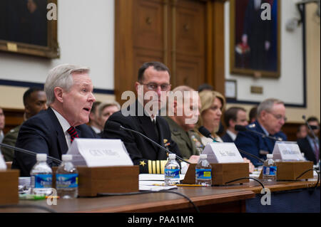 160316-N-LV331-001 WASHINGTON (16 mars 2016) Secrétaire de la Marine (SECNAV) Ray Mabus témoigne devant la Commission des forces armées sur le ministère de l'année fiscale de la marine 2017 budget et la posture. (U.S. Photo par marine Spécialiste de la communication de masse 2e classe Armando Gonzales/libérés) Banque D'Images