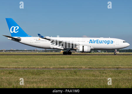 L'ESPAGNOL A330-200 Air Europa avec l'inscription CE-KOM tout juste de se poser sur la piste 18R (Polderbaan) de l'aéroport de Schiphol. Banque D'Images