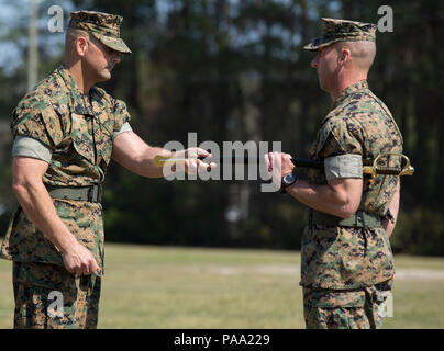 Le sergent du Corps des Marines des États-Unis. Le Major Alex M. Dobson, gauche, sergent-major, 25 Régiment de logistique de combat (CLR 25), passe par les sous-officiers du personnel épée au Colonel Kevin J. Stewart, commandant, CLR 25, au cours d'une cérémonie à l'allégement et de poste Domaine Soifert sur Camp Lejeune, N.C., 14 mars 2016. Dobson a quitté le commandement de Sgt. Le Major Scott M. Schmitt. (U.S. Marine Corps photo par Lance Cpl. Tyler W. Stewart/libérés) Banque D'Images