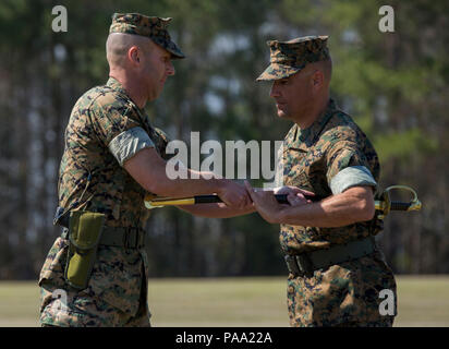 Le colonel du Corps des Marines américain Kevin J. Stewart, gauche, commandant de régiment de logistique de combat 25, passe par les sous-officiers du personnel épée pour le Sgt. Le Major Scott M. Schmitt lors d'une cérémonie de secours post et le Sgt. Le Major Alex M. Dobson à Soifert sur champ Camp Lejeune, N.C., 14 mars 2016. Dobson a quitté le commandement de Sgt. Le Major Scott M. Schmitt. (U.S. Marine Corps photo par Lance Cpl. Tyler W. Stewart/libérés) Banque D'Images