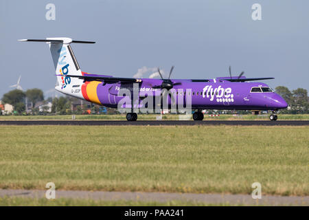 La flybe Bombardier DHC-8-400 Dash 8 avec G-d'inscription juste JEDP est posé sur la piste 18R (Polderbaan) de l'aéroport de Schiphol. Banque D'Images