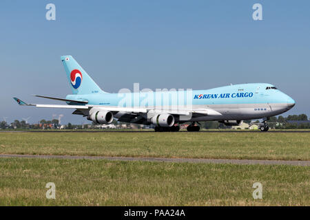 Korean Air Cargo Boeing 747-400 F avec HL7603 inscription tout juste de se poser sur la piste 18R (Polderbaan) de l'aéroport de Schiphol. Banque D'Images