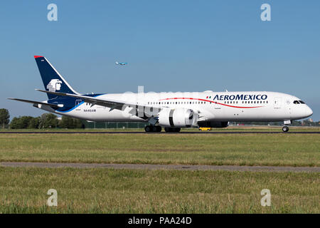 AeroMexico avec Boeing 787-9 Dreamliner immatriculé N446H tout juste de se poser sur la piste 18R (Polderbaan) de l'aéroport de Schiphol. Banque D'Images