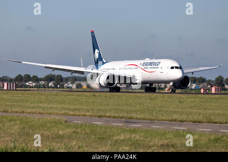 AeroMexico avec Boeing 787-9 Dreamliner immatriculé N446H tout juste de se poser sur la piste 18R (Polderbaan) de l'aéroport de Schiphol. Banque D'Images