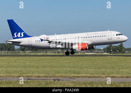 SAS Scandinavian Airlines Airbus A320-200 avec l'inscription OY-KAW tout juste de se poser sur la piste 18R (Polderbaan) de l'aéroport de Schiphol. Banque D'Images