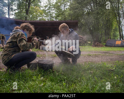 Préparer un repas sur un feu de camp en cuves métalliques au cours d'une excursion en canot sur la rivière Wieprza Banque D'Images