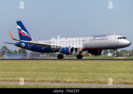 Le russe Aeroflot Airbus A321-200 avec l'inscription VP-BJX tout juste de se poser sur la piste 18R (Polderbaan) de l'aéroport de Schiphol. Banque D'Images