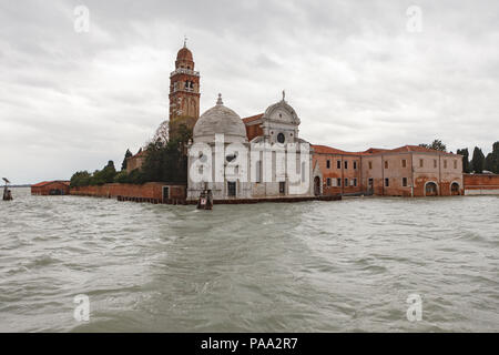 Vue de la lagune de Venise de l'église de San Michele in Isola sur l'île cimetière de San Michele, Venise, Italie Banque D'Images