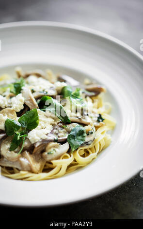 La ricotta italienne biologique gastronomique et aux champignons tagliatelles fraîches d'herbes Banque D'Images