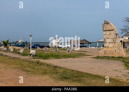 Cacheu, République de Guinée-Bissau - 1 Février 2018 : vue sur le port de la ville de Cacheu en Guinée Bissau, Afrique de l'Ouest. Banque D'Images