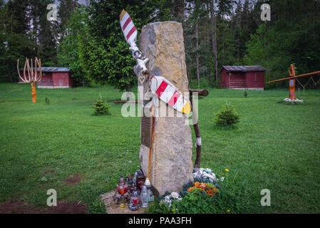 Mémorial pour équipage d'hélicoptère de sauvetage s'est écrasé en 2015 sur le cimetière de Klastorisko, dédiée aux personnes associées au parc du Paradis slovaque Banque D'Images