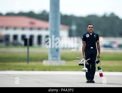 Le s.. Kyle Baglia, avion tactique de mainteneur, effectue les montrer lors de la masse de marine le Pen de Tampa Bay, le 20 mars 2016, à la base aérienne MacDill, Floride (É.-U. Photo de l'Armée de l'air par la Haute Airman Jason Couillard) Banque D'Images