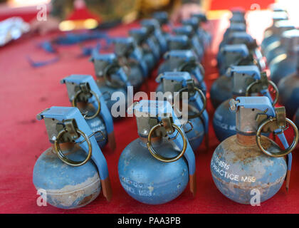 Les grenades inertes (fausse), la non-explosion d'outils pratiques, s'asseoir sur une table où les Marines avec 2e Bataillon de l'application de la loi, on viendra les prendre avant de prendre part à un parcours du combattant, avec formation de grenade au camp Lejeune, N.C., 16 mars 2016. Cet exercice fait partie d'un événement annuel de formation pour les préparer à des situations de combat lorsqu'ils sont appelés à déployer. Les marines se sont relayés pour couvrir le feu pour leur partenaire, leur permettant de lancer une grenade factice près de la position ennemie. (U.S. Marine Corps photo par Lance Cpl. Aaron K. Fiala/libérés) Banque D'Images