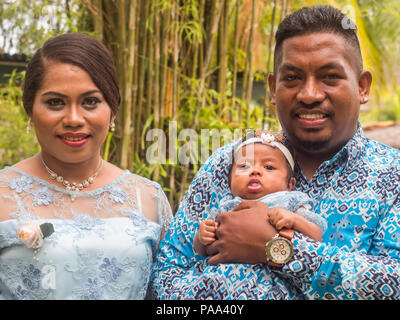 Ambon en Indonésie - Février 10, 2018 : Portrait de famille indonésienne prêt pour la partie de désherbage à la luxury resort de l'île tropicale, Ambon, Maluki Banque D'Images