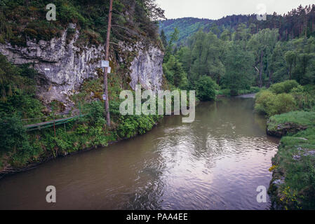 Sentier de randonnée sur Hornadu Prielom Hornad River vu dans le parc national du Paradis slovaque, partie nord de Monts Métallifères slovaques en Slovaquie Banque D'Images