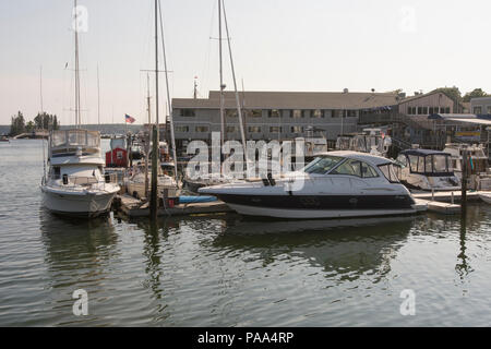 Bateaux privés amarrés dans le port intérieur à Boothbay Harbor, Maine, USA Banque D'Images