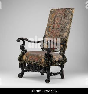 Fauteuil (l'un d'une paire). Culture : British. Dimensions : hors tout : 48 × 28 × 32. (121,9 × 71,1 × 81,3 cm). Bouilloire : attribué à Thomas Roberts (actif 1685-1714). Date : ca. 1700. Ces deux fauteuils sont d'un grand ensemble de meubles comprenant un lit, 8 fauteuils, 4 chaises, et une paire de tabourets réalisés sur 1689 pour Daniel Finch, second comte de Nottingham et septième comte de Winchelsea (1647-1730), pour l'état chambre et dressing de son pays siège, Burley-on-the-Hill à Rutland. Finch a été secrétaire d'Etat et conseiller privé de William III. Il a commandé cette série pr Banque D'Images