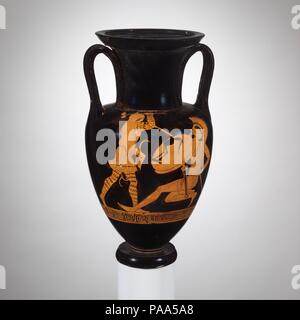 Nolan en terre cuite cou-amphora (jar). Culture : le grec, le grenier. Dimensions : H. 12 5/8 in. (32,1 cm) de diamètre en 7. (17,8 cm). Date : ca. 470-460 av. J.-C.. Combat entre un avers, Amazon et une marche arrière de la jeunesse grecque, les amazones étaient célèbres cavalières. Il est intéressant, par conséquent, que le dispositif de la protection du guerrier grec se compose de l'arrière-train d'un cheval. Musée : Metropolitan Museum of Art, New York, USA. Banque D'Images