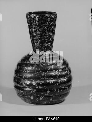 Vase. Culture : L'Américain. Dimensions : H. 8 1/4 in. (21 cm) ; Diam. 5 3/8 in. (13,7 cm). Date : 1870-90. Musée : Metropolitan Museum of Art, New York, USA. Banque D'Images