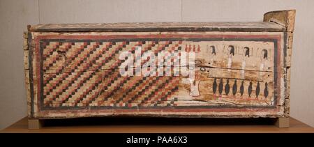 Cercueil de Teti. Dimensions : l. 184 cm (72 7/16 po) ; w. 44 cm (17 5/16 po) ; h. 76 cm (29 15/16 po). Dynastie DYNASTIE : début 18. Règne : règne de Ahmose-Joint règne. Date : ca. 1550-1458 av. J.-C.. Ce cercueil a été découvert sur l'une des tombes dans une zone de Thèbes Ouest appelé Birabi, ou abaisser Asasif. Cette zone a été utilisé pour les inhumations jusqu'au début, lorsque la Dynastie 18 site a été couvert en vue de la construction d'un temple de la vallée à la fin de la chaussée menant à la temple funéraire d'Hatshepsout à Deir el-Bahri. Le cercueil est inscrit pour la chambre maîtresse Teti. À l'intérieur de l'coffiin ont été Banque D'Images