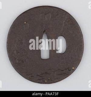 Sword Guard (tsuba). Culture : le japonais. Dimensions : diam. 2 15/16 in. (7,5 cm), épaisseur 3/16 po. (0,5 cm) ; WT. 4.2 oz. (119,1 g). Date : ca. 1615-1868. Musée : Metropolitan Museum of Art, New York, USA. Banque D'Images