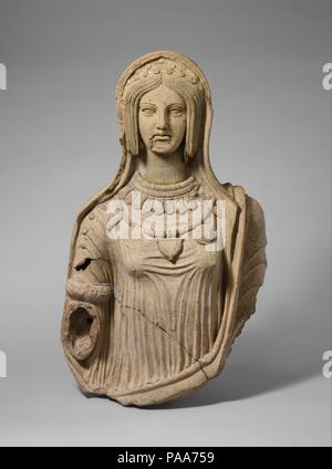 Statue en terre cuite d'une jeune femme. Culture : l'étrusque. Dimensions : H. 29 7/16 po. (74,8 cm). Date : fin 4ème-début du 3e siècle avant J.-C.. Le légendaire roi Enée, père de la race latine, s'enfuit de Troie à la Macédoine, puis la Sicile, et enfin dans la péninsule italienne. Là, il a fondé une ville appelée Lavinium (moderne) de Pratica di Mare, un site dix-huit kilomètres au sud de Rome, qui est devenu un important centre religieux pour les personnes d'Amérique latine. Les vêtements et bijoux sur cette statue grandeur très proches de celles sur les quatrième et troisième siècle avant J.-C. terre cuite qu'on y trouve. Les colliers et Banque D'Images