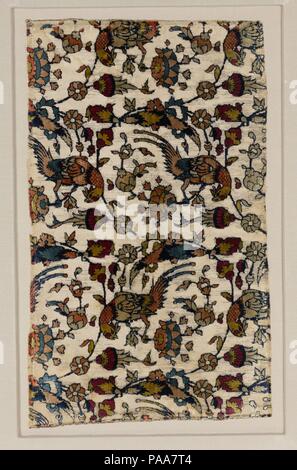 Fragment de velours avec conception des oiseaux et des fleurs. Dimensions : Textile : H. 21 7/16 po. (54,5 cm) W. 13 3/8 in. (33,9 cm) Mont : H. 26 1/2 in. (67,3 cm) W. 18 in. (45,7 cm) D. 1. (2,5 cm). Date : seconde moitié du xvie siècle. Parmi les plus beaux exemples de velours de soie de la collection, ce fragment fait partie d'un petit groupe de survivre à un partage des textiles structure du tissage semblable. Bien qu'une grande partie de cette pièce apparaît aujourd'hui comme à l'origine, beige et les couleurs de conception complexes lancées contre une surface miroitante d'or, l'arrière-plan complètement recouverte de fils de métal doré à plat, dont certains Banque D'Images