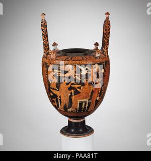 Lebes gamikos en terre cuite (pot avec couvercle, pied, poignées et associés aux mariages). Culture : le grec, l'italien, de la région des Pouilles. Dimensions : Hauteur : 15 1/16 in. (38,3 cm). Date : ca. 340-320 av. J.-C.. L'avers et le revers, les jeunes, les femmes, et Erotes finement vêtue d'une dame est assise sur une chaise à dossier haut avec repose-pieds comme les jeunes avant son offre une couronne et du filet (bande). Il se tient en face d'une cuve. Le préposé derrière le président tient la dame de miroir. Au-dessus, Erotes transporter plus de l'attirail de fête et de jouer avec un cygne. La décoration complète les associations nuptial de la forme. Le couvercle est mi Banque D'Images