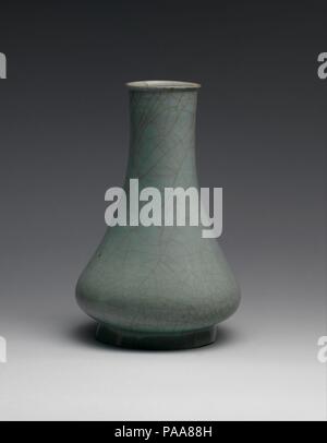 Vase. Culture : la Chine. Dimensions : H. 11 in. (27,9 cm). Musée : Metropolitan Museum of Art, New York, USA. Banque D'Images