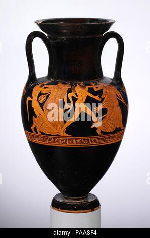 Nolan en terre cuite cou-amphora (jar). Culture : le grec, le grenier. Dimensions : H. 13 3/8 in. (34 cm) de diamètre 7 13/16 in. (19,8 cm). Date : ca. 480-470 av. J.-C.. Avers, Dionysos et canneler satyr marche arrière, Satyres et ménades dans Nolan cou-amphores, la foire au collet court autour du corps sans interruption. L'effet, comme ici, est de mettre l'accent sur l'évolution de l'objet autour de la vase. Musée : Metropolitan Museum of Art, New York, USA. Banque D'Images