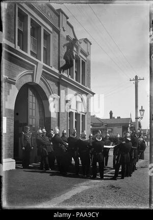 171 membres de la brigade incendie Petone en utilisant la feuille de saut 140839 ATLIB Banque D'Images