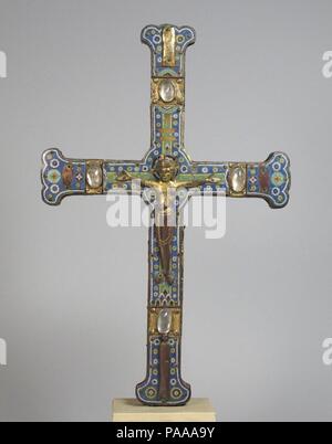 Croix de procession. Culture : le français. Dimensions : hors tout : 28 5/8 x 13 7/8 in. (72,7 x 35,2 cm). Date : le 13e siècle. Comme la limite supérieure et inférieure des plaques de couverture de livre à partir de Limoges, l'avant et arrière de la croix d'associer des images du Christ crucifié et ressuscité le Christ en majesté. Les chiffres ont été travaillé dans le cuivre séparément et ensuite appliqué à la surfaces émaillées. Le faux formulaires mis les chiffres plus facile à voir quand la croix a été adoptée. Musée : Metropolitan Museum of Art, New York, USA. Banque D'Images