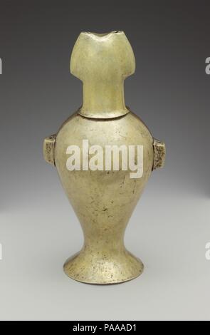 L'électrum Vase avec couvercle. Culture : Anatolian. Dimensions : H. avec couvercle 9 1/16 in. (23 cm). Date : ca. 2300-2000 av. J.-C.. Ce vase, avec 1989.281.46-.48 ont été trouvés ensemble, sont meilleures en parallèle par des morceaux trouvés par Heinrich Schliemann à Troie dans un niveau stratigraphique savent comme Troy II. La richesse des bijoux et objets de la dernière phase, Troy IIg, conduit Schliemann de croire qu'il avait trouvé la ville décrits par Homère. En réalité, ce matériau est datable à environ mille ans avant la guerre de Troie. Musée : Metropolitan Museum of Art, New York, USA. Banque D'Images