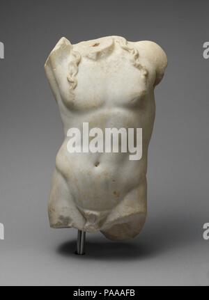 Statue en marbre de Dionysos. Culture : Roman. Dimensions : hors tout : 13 1/4 x 7 5/8 x 5 in. (33,7 x 19,4 x 12,7 cm). Date : 1er et 2e siècle de notre ère. Adaptation d'une statue grecque d'Apollon Lykeios de la mi-4e siècle avant J.-C. Le chiffre était au repos avec son bras droit posé sur sa tête. Dérivée d'une célèbre statue en bronze d'Apollon, la pose a été souvent adaptés pour Dionysos, qui est illustré ici avec serrures. Musée : Metropolitan Museum of Art, New York, USA. Banque D'Images