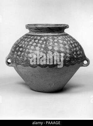 Jar (GUAN). Culture : la Chine. Dimensions : H. 9 1/8 in. (23,2 cm) ; W. (non compris les poignées) 10 1/8 in. (25,7 cm). Date : ca. 2500-2300 av. J.-C.. Musée : Metropolitan Museum of Art, New York, USA. Banque D'Images