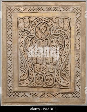 Panneau de Dado. Dimensions : H. 40 3/4 in. (103,5 cm) W. 33 3/8 in. (84,8 cm) Cadre D. avec onglets 2 9/16 in. (6,5 cm) WT. 163 lb (73,9 kg). Date : 10e siècle. L'original de ce panneau en stuc sculpté unique est incertaine, bien que sa forme et taille suggère qu'il ornés un dado, ou de la moitié inférieure d'un mur. Il a été trouvé en forme fragmentaire sur le sol d'une cour creusée dans le monticule connu sous le nom de Sabz Pushan (le vert couverts) à Nishapur, avoir un mur à proximité de émietté des siècles auparavant. En plus de sa décoration richement sculptée d'un créneau de trois lobes, ce panneau a une fois Banque D'Images