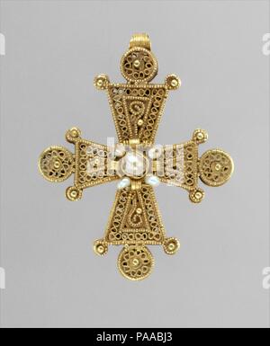 Croix avec perles. Culture : Byzantine. Dimensions : hors tout : 1 7/8 x 1 3/16 x 1/4 in. (4,8 x 3 x 0,7 cm) dans l'ensemble (sans boucle moderne) : 1 1/2 x 1 3/16 x 1/4 in. (3,8 x 3 x 0,7 cm). Date : 1200-1400. Cette Croix a travaillé étroitement est décorée avec des motifs complexes en filigrane d'or, la granulation et le fil sur des feuilles d'or, une technique qui est typique de la fin de l'art byzantin fait écho à celui de la forme des croix Byzantine antérieure, comme l'exemple adjacente ornée d'émail cloisonné. Musée : Metropolitan Museum of Art, New York, USA. Banque D'Images