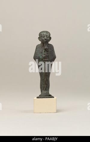 Ptah. Dimensions : H. 8 cm (3 1/8 in.) ; W. 2,5 cm (1 in.) ; D. 2 cm (13/16 in.) H. (avec tang) : 9,1 cm (3 9/16 in.). Date : 664-30 av. Cette statuette représente Ptah, le dieu principal de la capitale de l'Égypte, Memphis et maître artisan des dieux. Il est facile à identifier par son des PAC, barbe droite (différent de l'habituel barbe divine incurvé sur d'autres dieux), et l'enveloppant mummiform vêtement. Le vêtement a un bord supérieur le long de la nuque, une caractéristique qui se produit avec une certaine régularité sur aussi des statuettes d'Osiris, mais sa signification n'est pas clair. Le vêtement montre peu de définition Banque D'Images