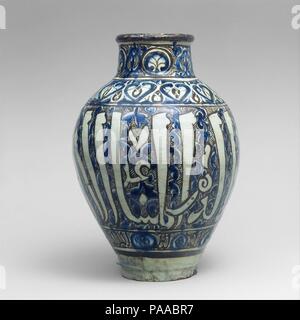 Jar. Dimensions : H. 13 1/4 in. (33,7 cm) Max. Diam. 9 1/4 in. (23,5 cm). Date : le 14e siècle. Peinture sous glaçure en bleu et noir sur blanc une stonepaste corps est caractéristique de la production des Mamelouks en Syrie. La principale décoration sur cette jarre est la grande inscription en thuluth : 'gloire durable, accroître la prospérité et la bonne fortune.". Musée : Metropolitan Museum of Art, New York, USA. Banque D'Images