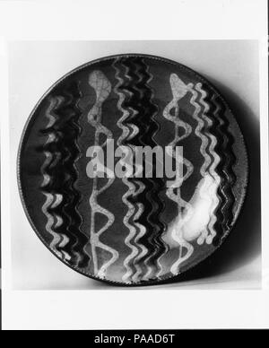 La plaque. Culture : L'Américain. Dimensions : diam. 8 5/8 po. (21,9 cm). Date : 0800. Musée : Metropolitan Museum of Art, New York, USA. Banque D'Images