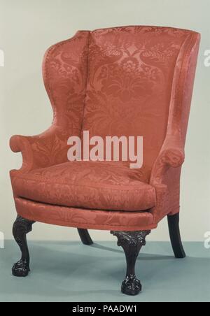 Un fauteuil. Culture : L'Américain. Dimensions : 46 x 37 x 28 1/4 in. (116,8 x 94 x 71,8 cm). Date : 1760-90. Au xviiie siècle, des fauteuils (souvent appelés "bergères" aujourd'hui) sont habituellement trouvés dans les chambres pour l'utilisation des personnes âgées ou infirmes. Rembourrage épais et des coussins bas, les ailes et la protection a donné des courants d'air. Cet exemple, avec son rail de siège avant incurvée et évasée arms à destination de C-morte, présente la forme classique de Philadelphie. Musée : Metropolitan Museum of Art, New York, USA. Banque D'Images