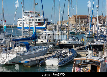 La marina et port de Yarmouth sur l'île de Wight et à l'île de Wight ferry. Banque D'Images