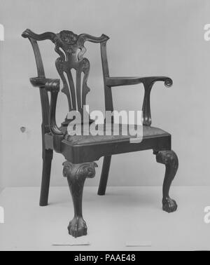 Fauteuil. Culture : L'Américain. Dimensions : 39 1/4 x 24 3/4 x 23 in. (99,7 x 62,9 x 58,4 cm). Date : 1760-90. Ce fauteuil rococo appartient à un petit groupe de la très grande échelle des chaises, qui peuvent avoir été faites à l'extérieur de Philadelphie dans le Maryland voisin ou comté de Chester, en Pennsylvanie. Musée : Metropolitan Museum of Art, New York, USA. Banque D'Images