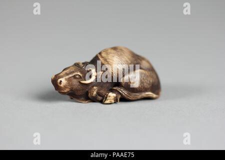 Netsuke de Ox. Culture : le Japon. Dimensions : H. 7/8 in. (2,2 cm) ; W. 2 in. (5,1 cm) ; D. 1. (2,5 cm). Date : du 19e siècle. Musée : Metropolitan Museum of Art, New York, USA. Banque D'Images