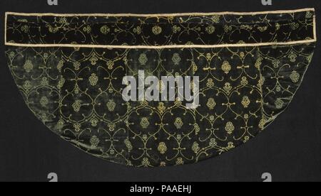 Faire face. Culture : l'italien ou l'espagnol. Dimensions : 51 1/2 x 170 1/2 in. (Circonférence de la Hem) (130 x 433,07 cm). Date : milieu du xve siècle. Ce faire face à une auto-orphery est reconstitué à partir de soie vert foncé à motifs en velours coupé annulé dans une répétition d'un épaulement allover cinq lobes entourant une forme stylisée qui rappelle l'usine placés symétriquement d'une grenade. La forme lobée est surmonté par de petits appareils de l'usine sur une branche qui fait écho à ses frontières. Deux fragments, une chasuble, et une coupe à faire face velours annulé dans la même configuration sont dans les Musées Royaux d'art et d'Histoire, Bruxelles. Musée : Metropolita Banque D'Images