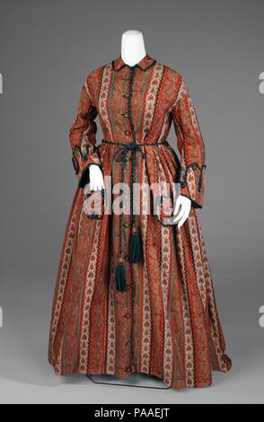 Robe de chambre. Culture : L'Américain. Date : ca. 1875. Vu ici est la quintessence de la période robe de style militaire avec des manches, ceinture et cordon motif Paisley. C'était un style populaire dans le milieu à la fin de l'ère victorienne, période pour alors que la popularité de paisley châles avait diminué, le motif d'exister dans les divers autres permutations. Cette robe de chambre est un exemple particulièrement agréable car le teal couleur est effectué tout au long de la configuration et de l'alimentation ainsi que la doublure. En outre, la chaîne en tissu imprimer retour ajoute intérêt esthétique. Musée : Metropolitan Museum of Art, New York, USA. Banque D'Images