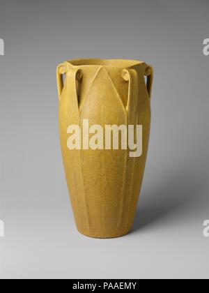 Vase. Culture : L'Américain. Dimensions : H. 11 in. (27,9 cm) ; Diam. 6 in. (15,2 cm). Bouilloire : Ruth Erikson (1899 - 1910) de travail actif (1899-1910). Fabricant : Faïence Grueby Company (1894-ca. 1911). Date : 1899-1910. William H. Grueby (1867-1925), fondateur de Grueby, a développé la faïence émaux caractéristique pour laquelle la poterie est devenue célèbre. Un certain nombre d'importants designers, y compris George Prentiss Kendrick et Addison LeBoutillier, contribué à l'aspect et la conception de Grueby la poterie. Bien que Grueby céramique est traditionnellement connu pour le glaçage vert mat qui s'est répandue Banque D'Images