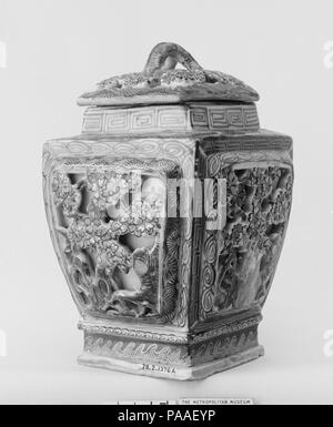 Pot avec couvercle. Culture : le Japon. Dimensions : H. 5 in. (12,7 cm) ; W. 3 1/2 in. (8,9 cm). Date : le 18e siècle. Musée : Metropolitan Museum of Art, New York, USA. Banque D'Images