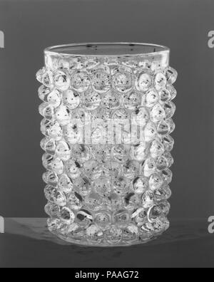 Tumbler. Culture : L'Américain. Dimensions : H. 4. (10,2 cm). Bouilloire : Probablement Hobbs, Brockunier and Company (1863-1891). Date : après 1886. Musée : Metropolitan Museum of Art, New York, USA. Banque D'Images