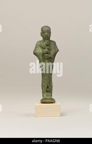 Ptah. Dimensions : H. 8,5 cm (3 3/8 in.) ; W. 2,9 cm (1 1/8 in.) ; D. 2,8 cm (1 1/8 in.). Date : 664-30 av. Cette statuette représente Ptah, le dieu principal de la capitale de l'Égypte, Memphis et maître artisan des dieux. Les traits du visage sont quelque peu déséquilibré, en particulier le large-set et sculpté de manière inégale les yeux ; néanmoins Ptah est facile à identifier par son des PAC, ici avec un bandeau attaché à l'arrière, sa barbe droite (différent de l'habituel barbe divine incurvé sur d'autres dieux), et l'enveloppant mummiform vêtement. Le vêtement a un bord supérieur rigide peu profondes le long de l'arrière de la n Banque D'Images